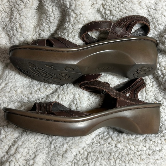 Like New Pair of Ladies NOAT Brown Leather Adjustable Velcro Closure, Sz 11/42 - Picture 2 of 9